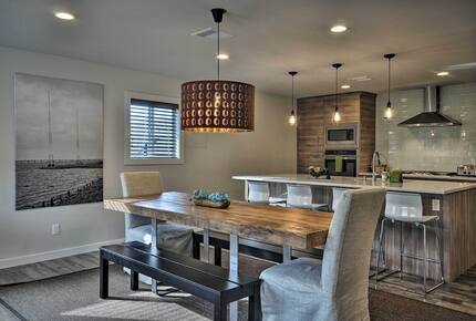 Elegant Pier Waterfront Retreat in Downtown Astoria - Astoria, Oregon