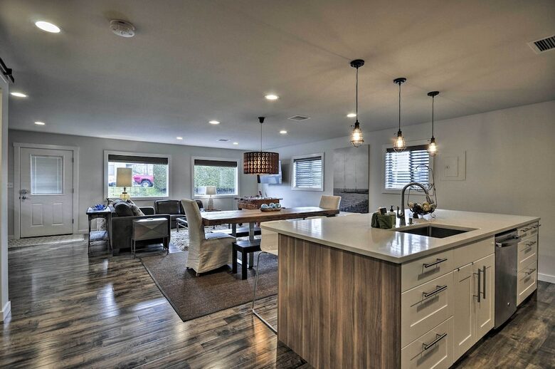 Elegant Pier Waterfront Retreat in Downtown Astoria - Astoria, Oregon