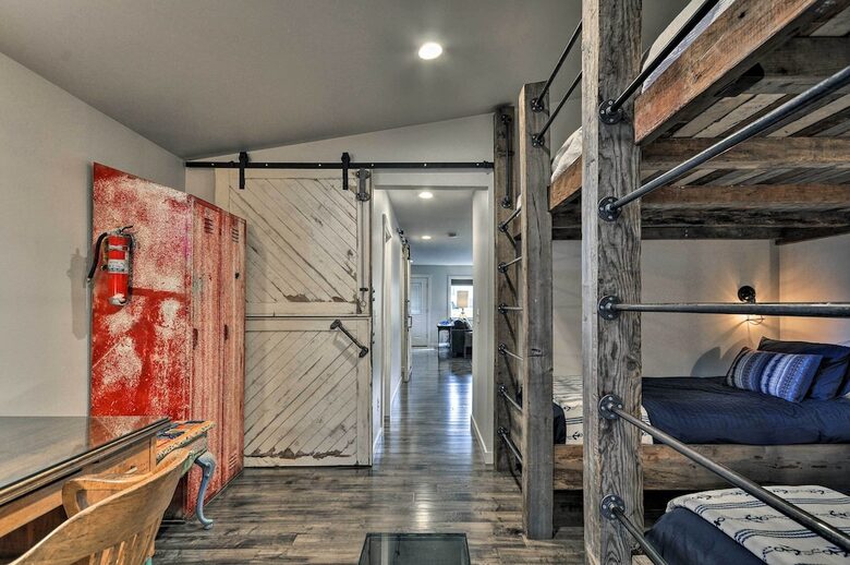 Elegant Pier Waterfront Retreat in Downtown Astoria - Astoria, Oregon