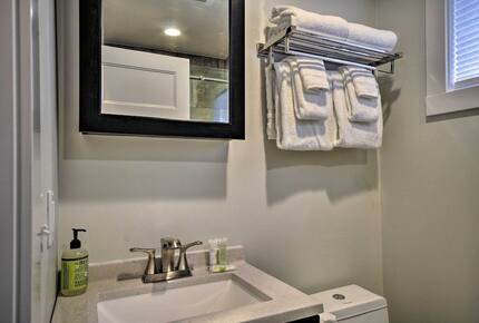 Elegant Pier Waterfront Retreat in Downtown Astoria - Astoria, Oregon