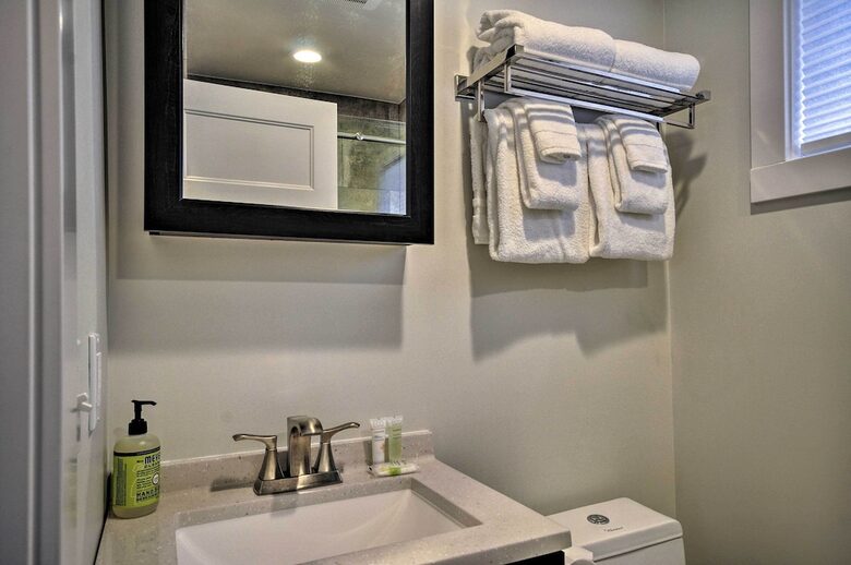 Elegant Pier Waterfront Retreat in Downtown Astoria - Astoria, Oregon