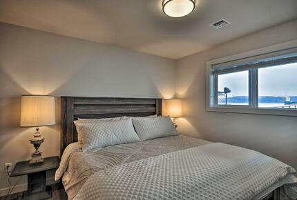 Elegant Pier Waterfront Retreat in Downtown Astoria - Astoria, Oregon