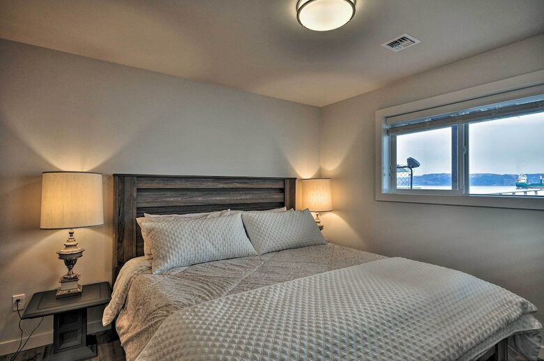 Elegant Pier Waterfront Retreat in Downtown Astoria - Astoria, Oregon