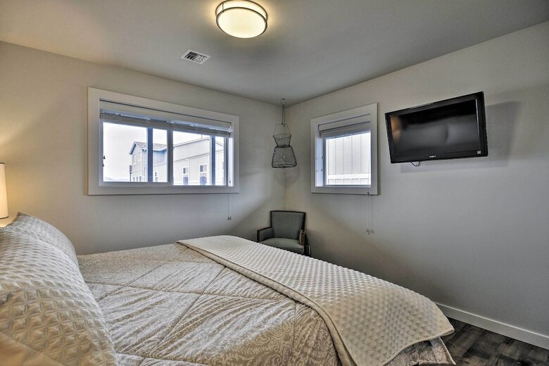 Elegant Pier Waterfront Retreat in Downtown Astoria - Astoria, Oregon