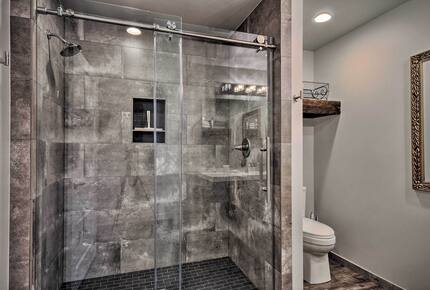 Elegant Pier Waterfront Retreat in Downtown Astoria - Astoria, Oregon