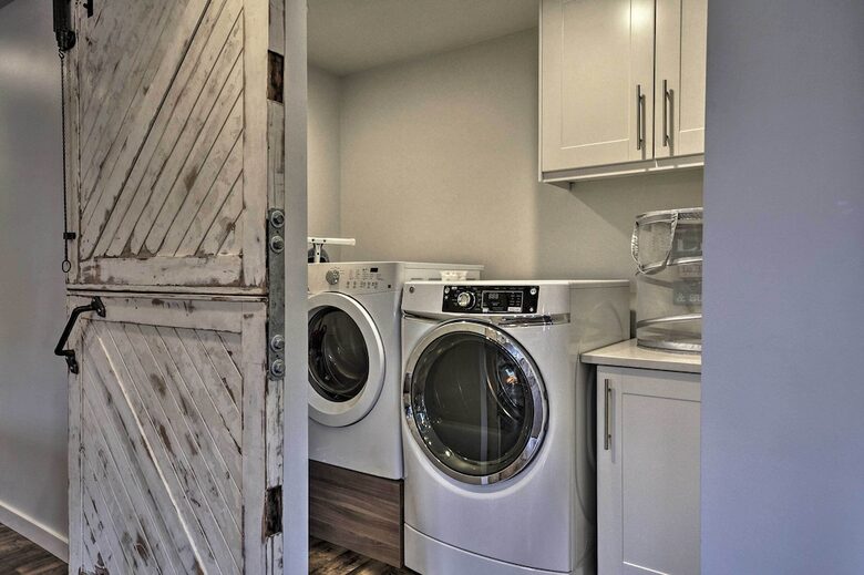 Elegant Pier Waterfront Retreat in Downtown Astoria - Astoria, Oregon