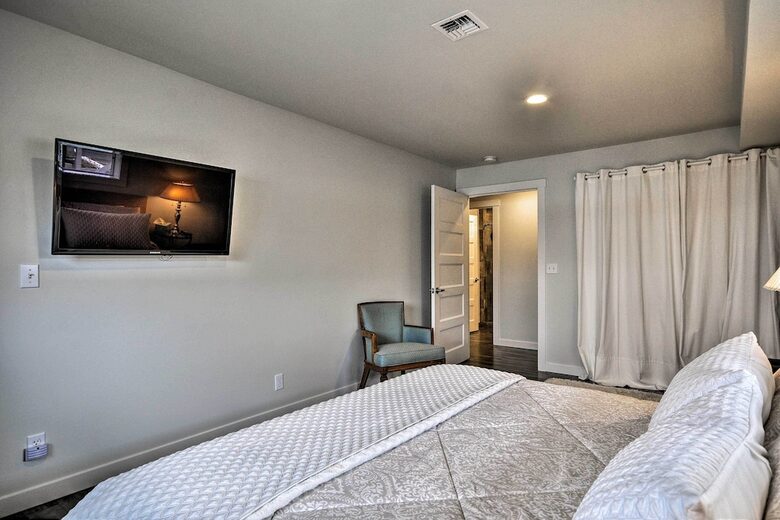 Elegant Pier Waterfront Retreat in Downtown Astoria - Astoria, Oregon