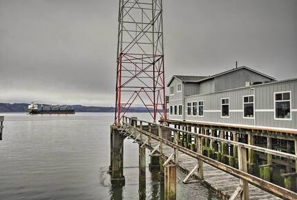 Elegant Pier Waterfront Retreat in Downtown Astoria - Astoria, Oregon