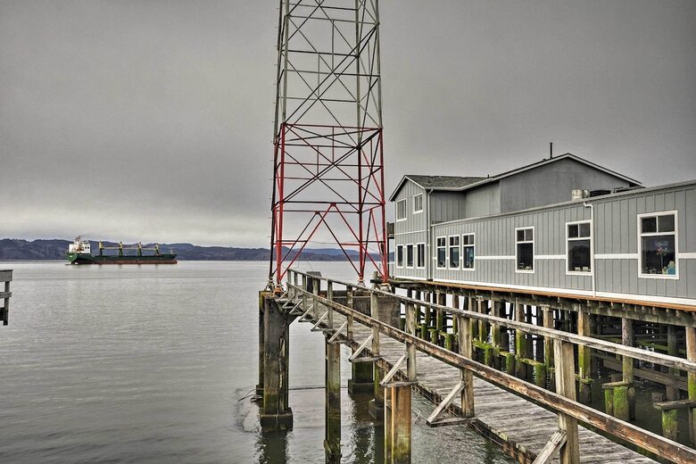 Elegant Pier Waterfront Retreat in Downtown Astoria - Astoria, Oregon