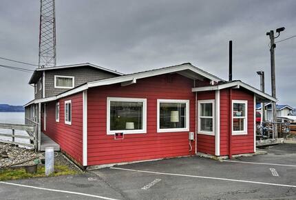 Elegant Pier Waterfront Retreat in Downtown Astoria - Astoria, Oregon