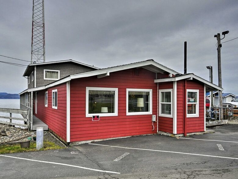 Elegant Pier Waterfront Retreat in Downtown Astoria - Astoria, Oregon