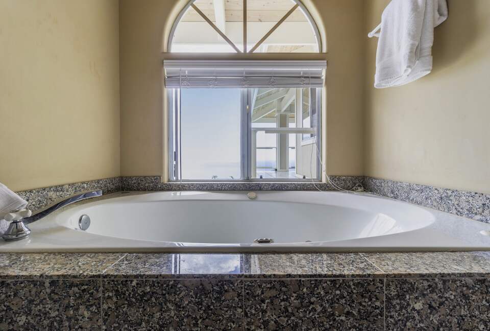 Panoramic Ocean Views with a Pool, Hot Tub & A/C - Kailua-Kona, Hawaii