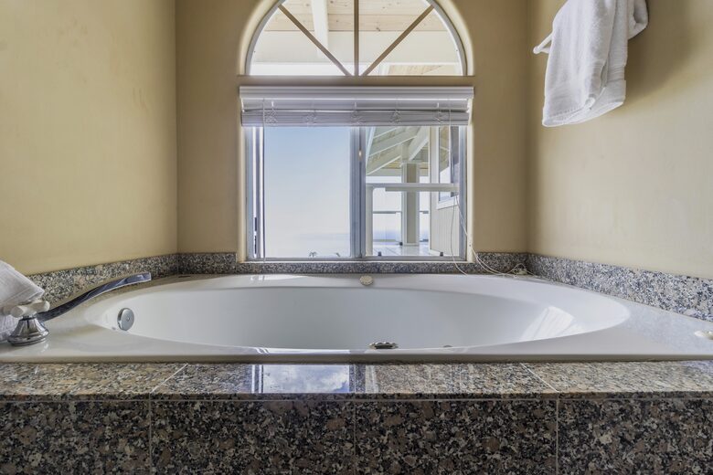 Panoramic Ocean Views with a Pool, Hot Tub & A/C - Kailua-Kona, Hawaii