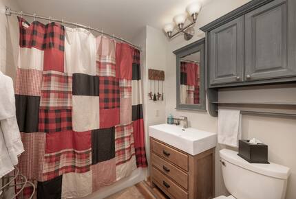 Bathroom 1, shower and tub