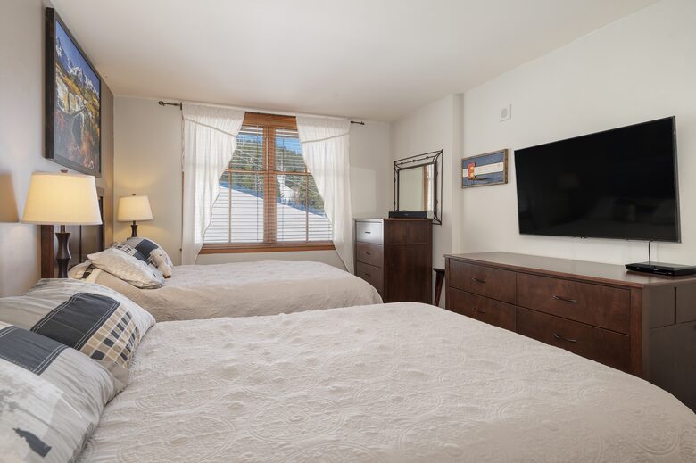 Bedroom 2, Queen beds, ski slope view
