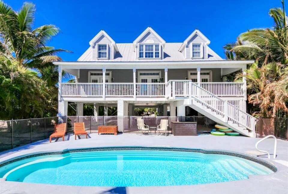 Beautiful Beachfront Paradise - Grassy Key, Florida