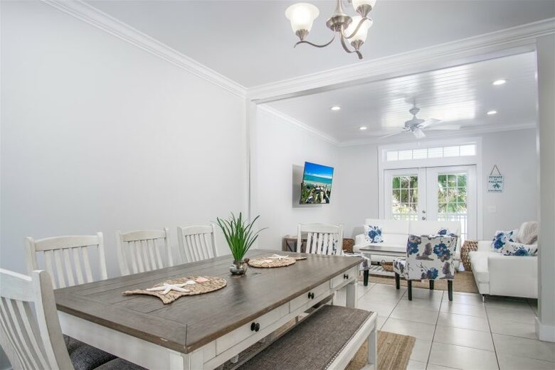 Beautiful Beachfront Paradise - Grassy Key, Florida