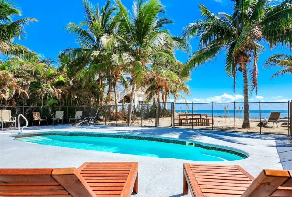 Beautiful Beachfront Paradise - Grassy Key, Florida