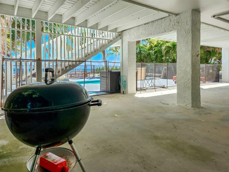 Beautiful Beachfront Paradise - Grassy Key, Florida