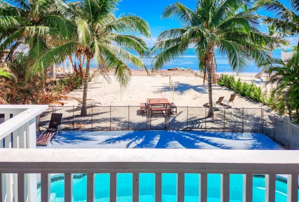 Beautiful Beachfront Paradise - Grassy Key, Florida