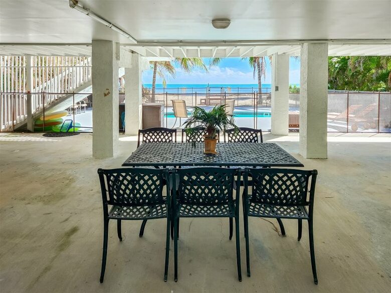 Beautiful Beachfront Paradise - Grassy Key, Florida