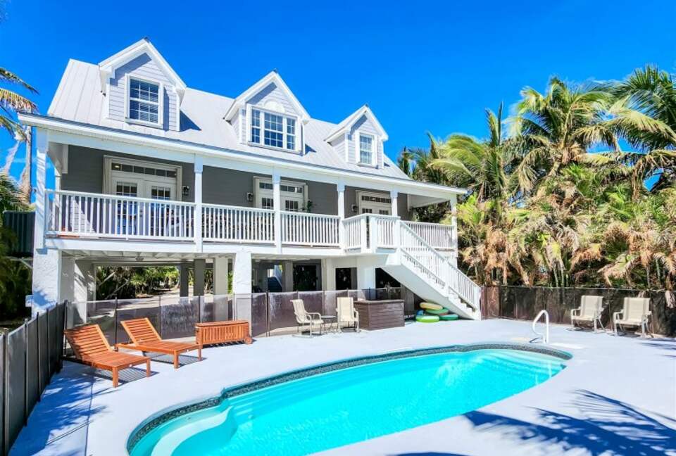 Beautiful Beachfront Paradise - Grassy Key, Florida