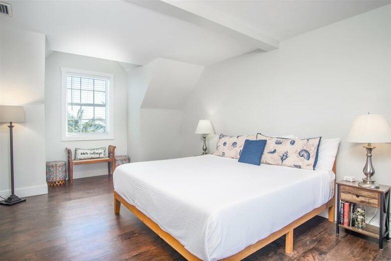 Beautiful Beachfront Paradise - Grassy Key, Florida