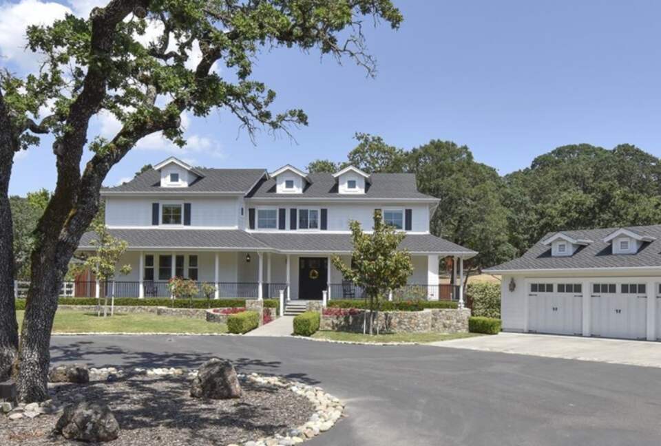 Exquisite Modern Farmhouse with a Pool - Sonoma, California