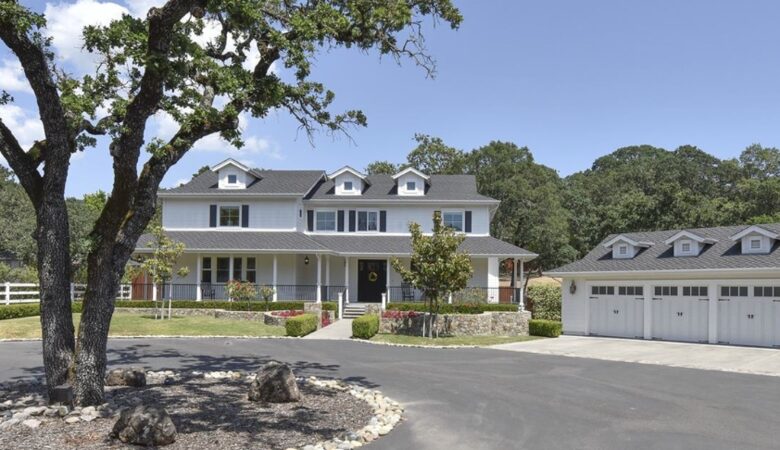 Exquisite Modern Farmhouse with a Pool - Sonoma, California