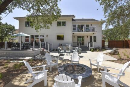 Exquisite Modern Farmhouse with a Pool - Sonoma, California