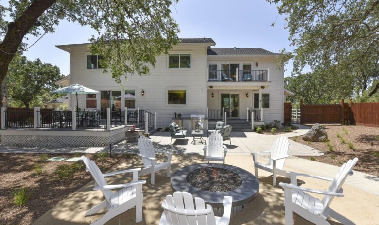 Exquisite Modern Farmhouse with a Pool - Sonoma, California