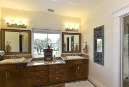 Exquisite Modern Farmhouse with a Pool - Sonoma, California