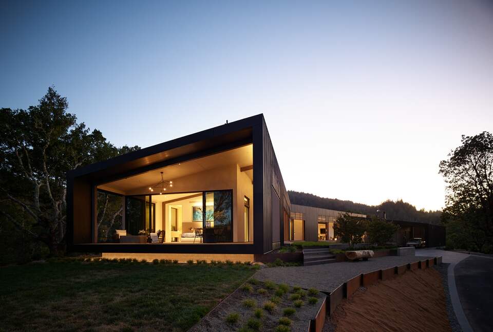 Modern Hilltop Wine-Country Home Surrounded by Forest, close to town - Healdsburg, California