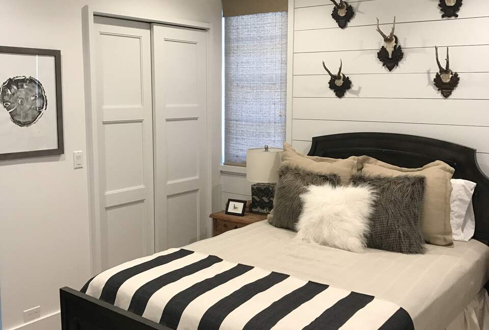 Guest room 2 - Queen bed