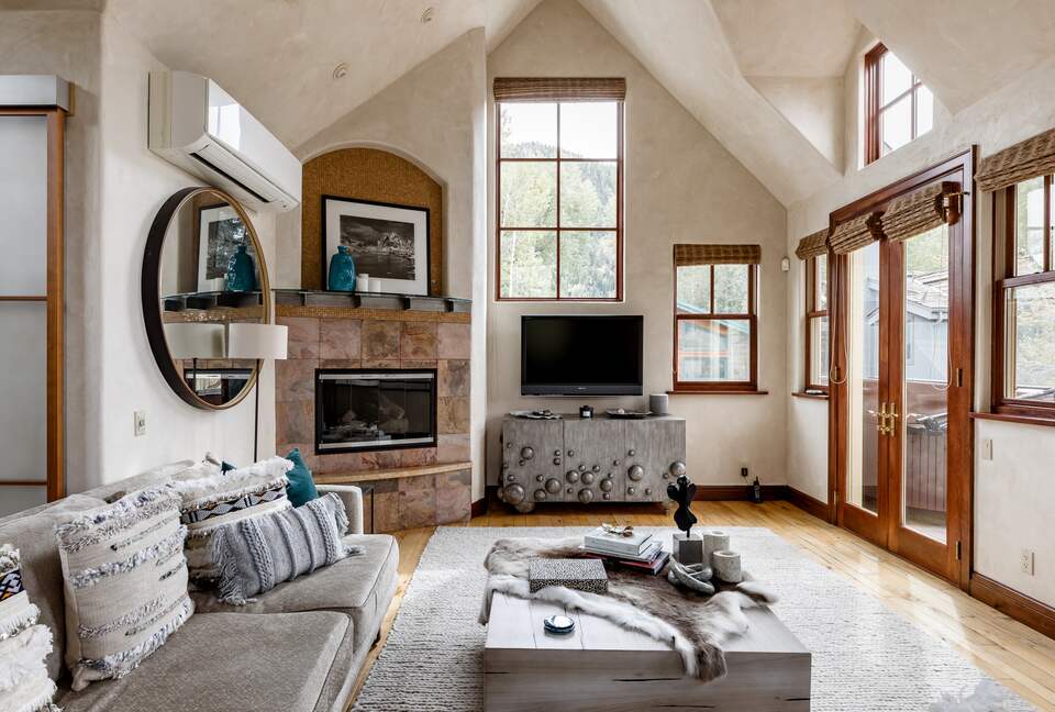 Eastside Aspen Townhouse | Stroll to Slopes - Aspen, Colorado