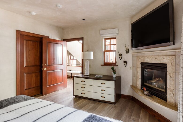 Eastside Aspen Townhouse | Stroll to Slopes - Aspen, Colorado