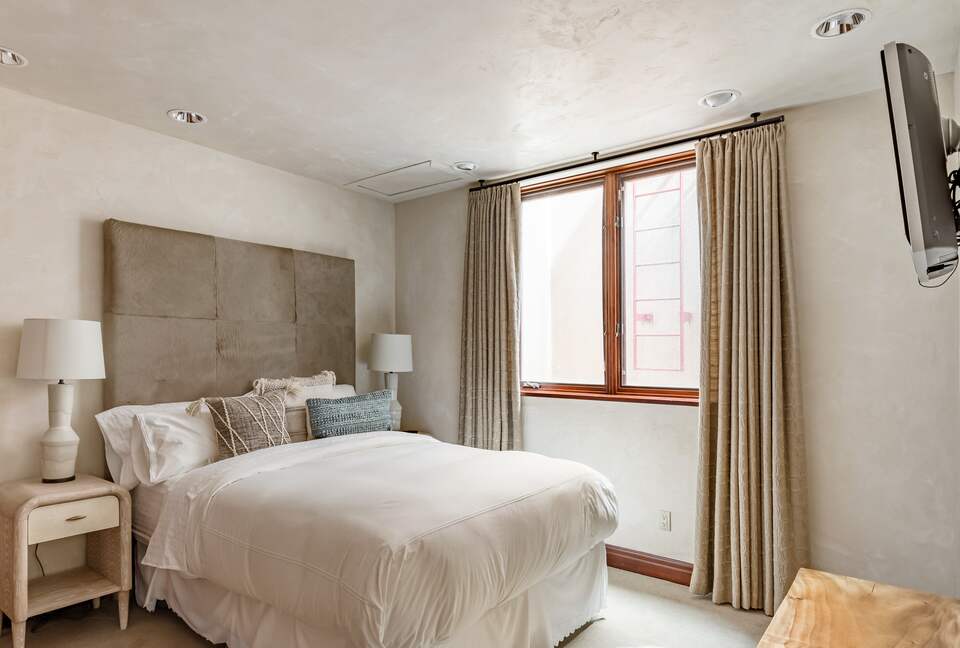 Eastside Aspen Townhouse | Stroll to Slopes - Aspen, Colorado