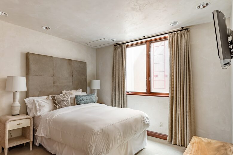 Eastside Aspen Townhouse | Stroll to Slopes - Aspen, Colorado