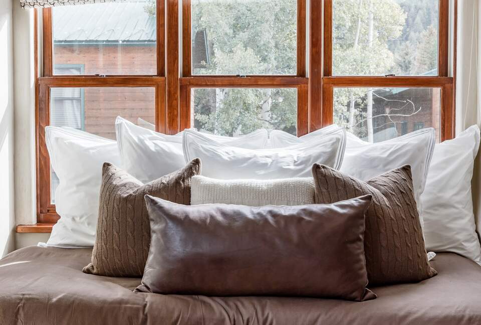 Eastside Aspen Townhouse | Stroll to Slopes - Aspen, Colorado