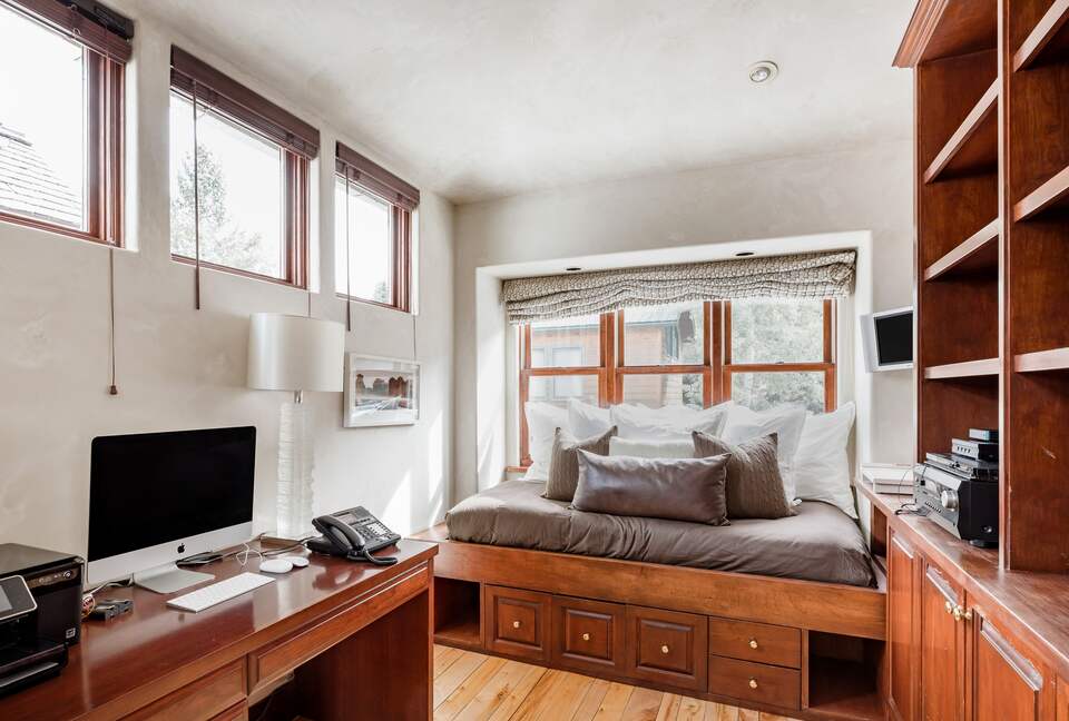 Eastside Aspen Townhouse | Stroll to Slopes - Aspen, Colorado