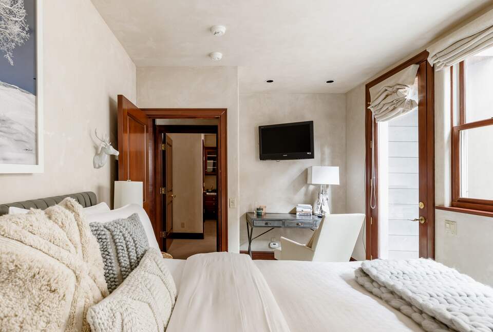 Eastside Aspen Townhouse | Stroll to Slopes - Aspen, Colorado