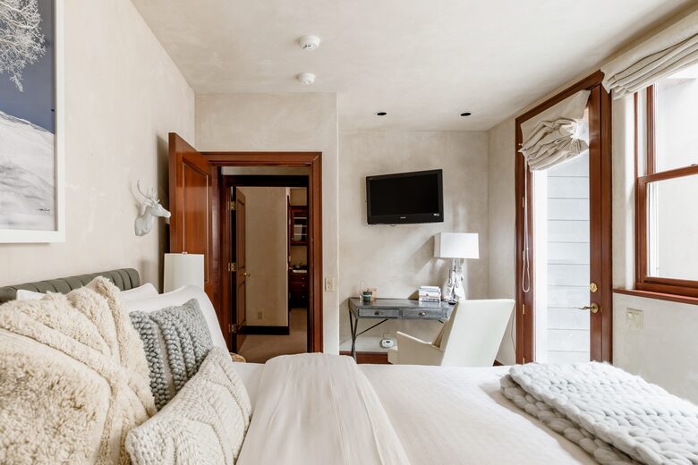 Eastside Aspen Townhouse | Stroll to Slopes - Aspen, Colorado