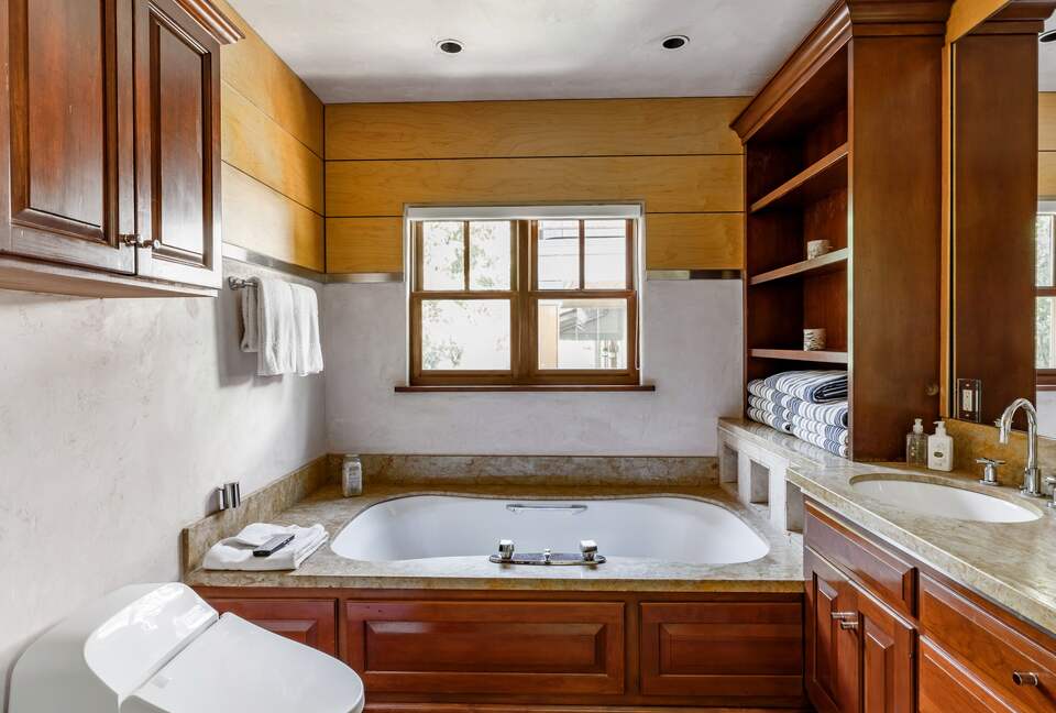 Eastside Aspen Townhouse | Stroll to Slopes - Aspen, Colorado