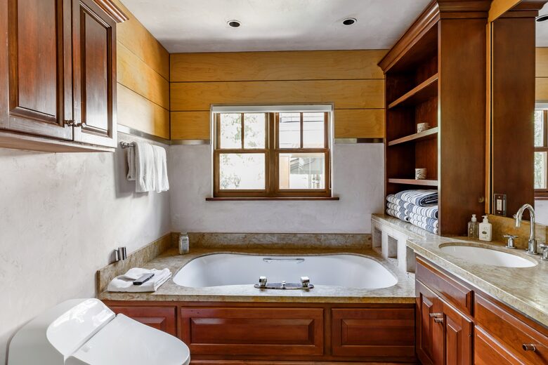 Eastside Aspen Townhouse | Stroll to Slopes - Aspen, Colorado