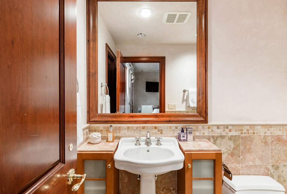 Eastside Aspen Townhouse | Stroll to Slopes - Aspen, Colorado