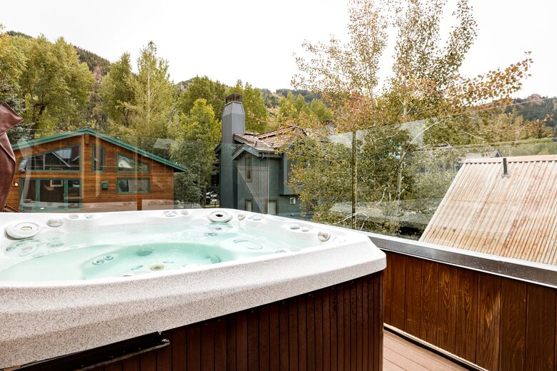 Eastside Aspen Townhouse | Stroll to Slopes - Aspen, Colorado