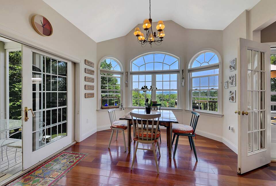 BREAKFAST AREA OFF KITCHEN