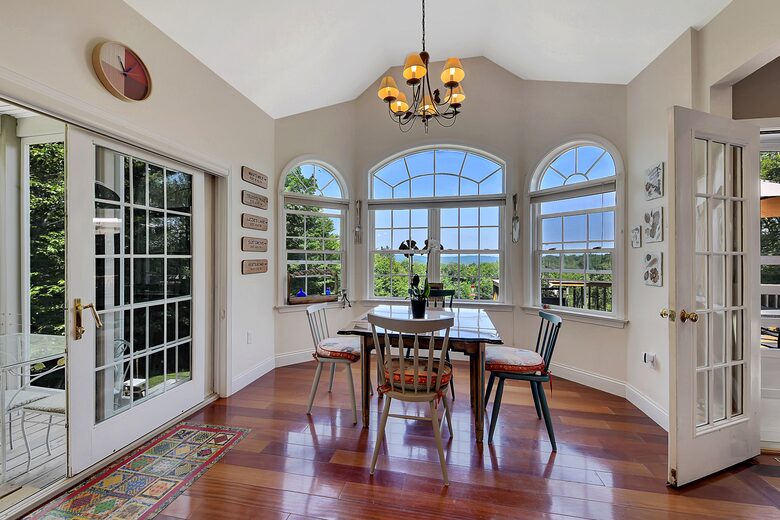 BREAKFAST AREA OFF KITCHEN