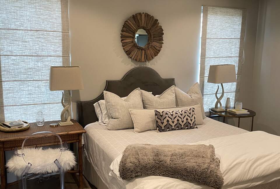 Guest bedroom 1 - king bed