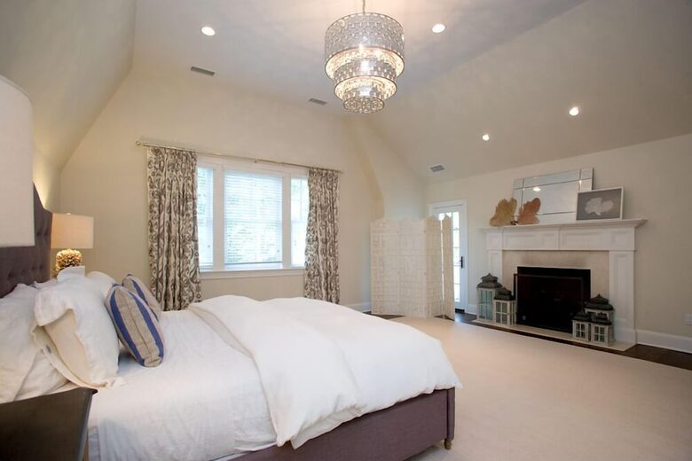 Southampton Masterpiece with a Pool + Sauna - Southampton, New York